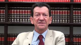 Mover ação contra ou em face de alguém ?