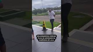 Afronta à democracia: Bolsonaristas cercam filha de advogado da campanha de Lula