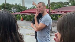 Chris Martin, do Coldplay, aparece de surpresa no ensaio da bateria do Direito da USP