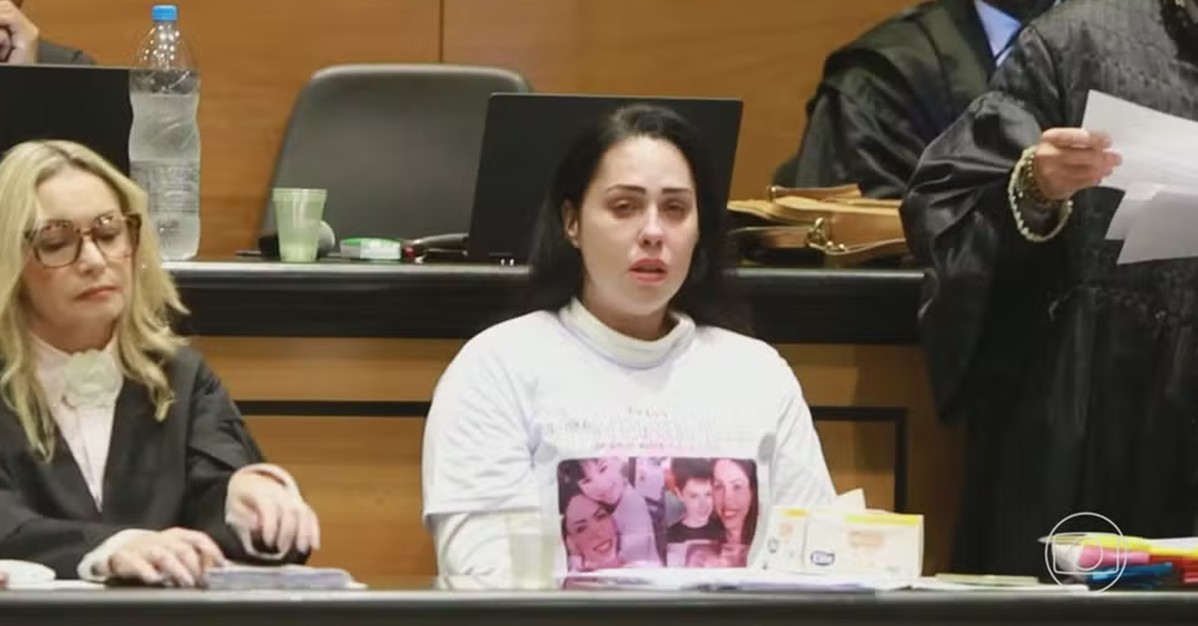 Caso Henry Borel ganha destaque após novo desdobramento em <p>caso henry borel: gilmar mendes restabelece prisão de monique medeiros ministro afastou alegação de excesso de prazo da preventiva e apontou violação a decisões do stf. da redação sexta-feira, 17 de abril de 2026 atualizado às 14:27 ministro</p> <p>gilmar mendes determinou o restabelecimento da prisão preventiva de monique medeiros, acusada de homicídio qualificado e tortura contra o próprio filho, henry borel. o decano da corte entendeu que a revogação da custódia, por suposto excesso de prazo, violou decisões anteriores do stf.</p> <p>a reclamação foi apresentada pelo assistente de acusação, que apontou desrespeito a decisões do supremo nos autos do hc 218.287 e do are 1.441.912, nas quais havia sido reconhecida a necessidade da prisão cautelar da ré. o juízo da 2ª vara criminal do rio de janeiro havia revogado a prisão preventiva após o adiamento do julgamento pelo tribunal do júri, sob o fundamento de excesso de prazo. ao analisar o caso, ministro gilmar mendes concluiu que a decisão de 1ª instância esvaziou a eficácia das determinações do stf, que já haviam afirmado a imprescindibilidade da prisão para garantia da ordem pública e da instrução criminal.</p> <p>o relator destacou que a corte já havia considerado a gravidade concreta dos fatos e o histórico de coação de testemunhas como fundamentos suficientes para a manutenção da custódia. o ministro também afastou a alegação de excesso de prazo. segundo o decano da corte, a demora no andamento do processo não decorreu de inércia do judiciário, mas de incidentes provocados pelas defesas - em especial, o abandono de plenário por advogado de corréu, que levou ao adiamento da sessão do júri.</p> <p>nesse contexto, ressaltou que a análise do prazo não deve ser meramente matemática, devendo considerar a complexidade do caso e a conduta das partes. para o relator, a soltura da acusada às vésperas da oitiva de testemunhas sensíveis representa risco concreto à regularidade da instrução criminal e à busca da verdade dos fatos. diante disso, entendeu necessária a manutenção da medida extrema para resguardar a ordem pública e evitar interferências no processo.</p> <p>- processo: rcl 92.961 veja a decisão. relembre o caso henry borel, de 4 anos, morreu em março de 2021, no rio de janeiro.</p> <p>segundo a acusação, a criança foi submetida a sucessivas agressões físicas, que teriam causado hemorragia interna e lesões incompatíveis com a versão de acidente doméstico. o ex-vereador jairinho, então padrasto do menino, responde por homicídio qualificado, tortura e coação no curso do processo. já a mãe, monique medeiros, é acusada de homicídio por omissão qualificado, além dos crimes de tortura e coação.</p> <p>adiamento do júri o julgamento pelo tribunal do júri foi adiado em março de 2026, após os advogados de jairinho anunciarem, logo no início da sessão, que deixariam o plenário. os causídicos alegaram falta de acesso integral às provas, apontaram supostas nulidades - especialmente quanto à cadeia de custódia de dados eletrônicos - e requereram o desmembramento do processo para julgamento separado dos réus.</p> <p>os pedidos foram indeferidos pela juíza de direito elizabeth louro, que reconheceu a conexão entre as acusações. ainda assim, os advogados mantiveram a decisão de abandonar a sessão, o que levou à suspensão do júri. a magistrada entendeu que a conduta representou tentativa de interromper o regular andamento do julgamento e determinou o envio de ofícios à oab para apuração de eventual infração disciplinar, bem como ao tj/rj para avaliação dos custos gerados com a sessão.</p> <p>também houve comunicação ao gabinete do ministro gilmar mendes, que já havia recomendado celeridade na tramitação do caso. diante do adiamento, a defesa de monique medeiros requereu a revogação da prisão preventiva por excesso de prazo, pedido acolhido pelo juízo de origem e agora revogado por decisão de gilmar mendes. o julgamento foi redesignado para 22 de junho de 2026, com a nomeação da defensoria pública para atuar na defesa de jairinho, em caráter de precaução.</p>