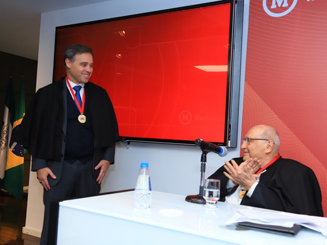 André Mendonça toma posse na Academia Mackenzista de Letras André Mendonça toma posse na Academia Mackenzista de Letras