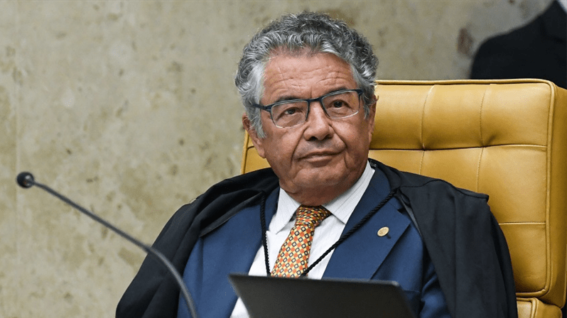 Ministro arquiva notícia-crime contra Bolsonaro por cheques de Queiroz