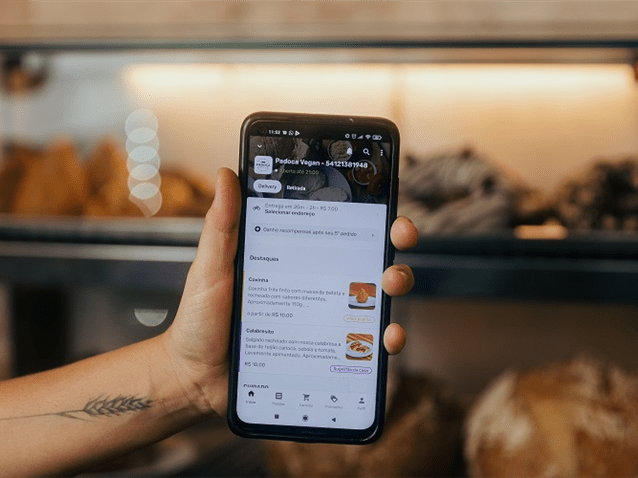 TRT-5 afasta vínculo de emprego entre motorista e Uber Eats