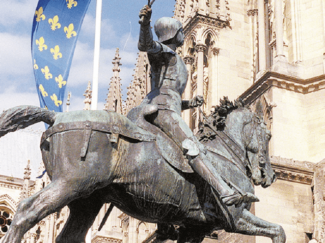 Estátua de Joana D'Arc ao lado da catedral de Notre-Dame de Reims, região de Champagne-Ardenne, França. (Imagem: Maristela do Valle/Folhapress) Estátua de Joana D'Arc ao lado da catedral de Notre-Dame de Reims, região de Champagne-Ardenne, França. (Imagem: Maristela do Valle/Folhapress)