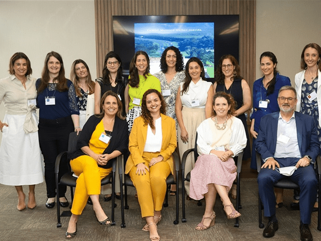 Da esq. para a dir., em pé: Maís Moreno, Paola Faccini, Mariana Magalhães, Raquel Guimarães, Fernanda Rodrigues, Telma Lisowski, Luana Godinho, Tatiana Cymbalista, Renata Dantas e Roberta Dal Sasso. S (Imagem: Foto: Fernanda Luz - Divulgação Manesco, Ramires, Perez, Azevedo Marques Sociedade de Advogados)