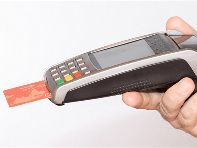 Banco deve suspender cobrança de R$ 49 mil de vítima de golpe no táxi