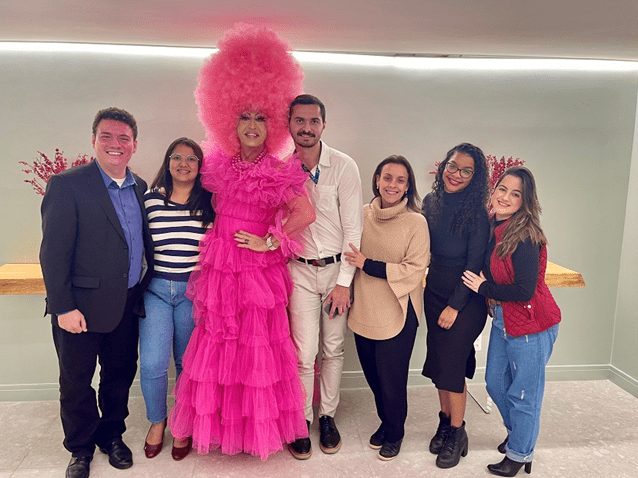 Andre Henrique Azeredo Santos, Monica Ferreira, Drag Queen Mama Darling, Rafael Tito, Juliana Porchat de Assis, Marillya Muri e Rafaela Rodrigues. (Imagem: Divulgação FAS Advogados - Focaccia, Amaral e Lamonica Advogados)