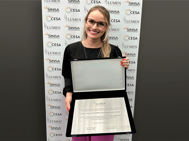 A sócia Manoela Siqueira Neumann, líder do projeto, recebe a placa pelo 3º lugar na categoria Responsabilidade Social, do Prêmio Lumen. (Imagem: Divulgação Andrade Maia Advogados)