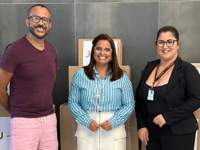 Alessandra Coelho ao centro com as doações arrecadadas para a ONG Casa Primícias destinar a pessoas carentes no Sertão do Brasil. (Imagem: Divulgação Jacó Coelho Advogados)