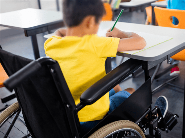 DF deve fornecer monitor escolar para criança com paralisa cerebral