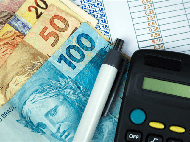 Banco deve restituir juros abusivos e valores de venda casada