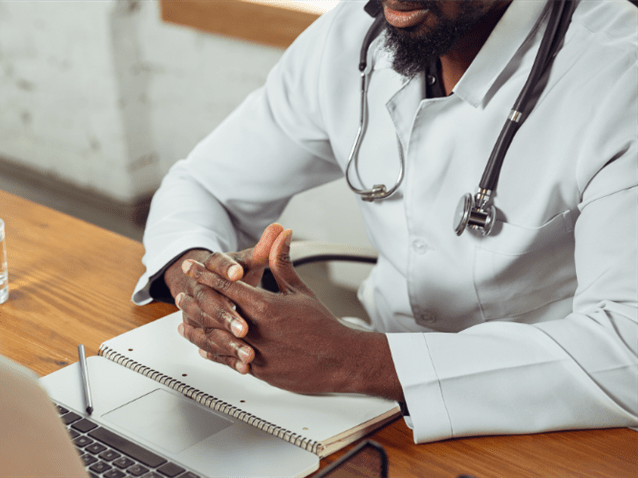 Médico que faz pós-graduação privada poderá suspender Fies