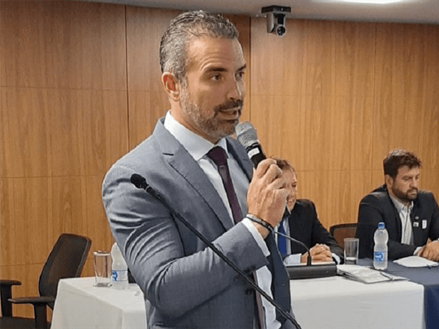 Rodrigo Perego palestra em encontro municipalista da AMUSUH Rodrigo Perego palestra em encontro municipalista da AMUSUH