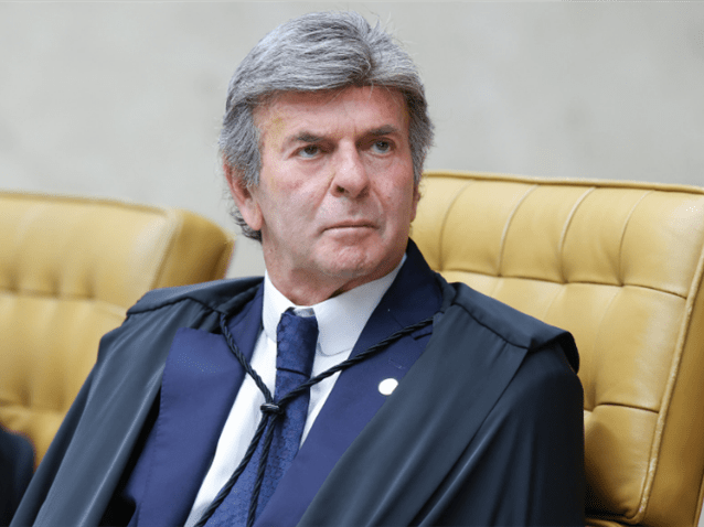 Juiz contraria decisão do STF e Fux volta a derrubar vínculo de arquiteta