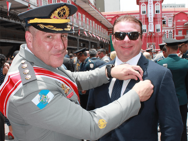 Luciano Volk é condecorado pelo Corpo de Bombeiros Luciano Volk é condecorado pelo Corpo de Bombeiros