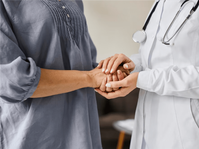 Plano indenizará paciente com câncer por contrato cancelado sem motivo Plano indenizará paciente com câncer por contrato cancelado sem motivo