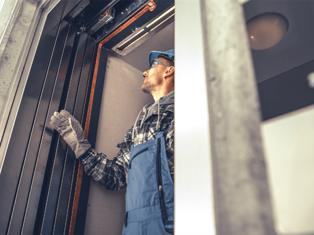 Juíza valida rescisão contratual por falha na manutenção de elevadores