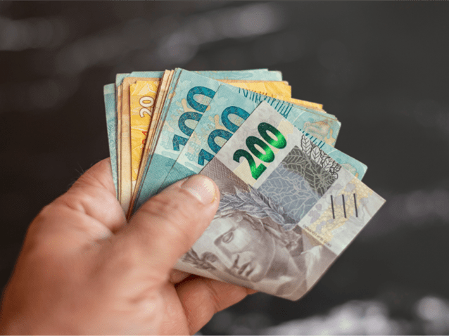 Banco deve devolver valores cobrados acima de contrato de empréstimo