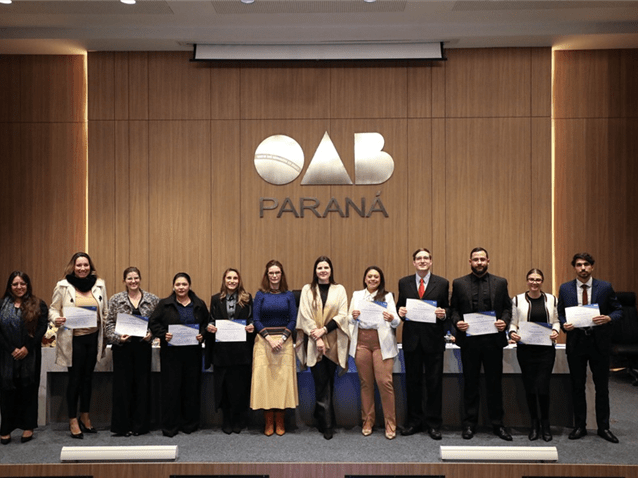 Posse da Comissão de Direito do Trabalho da OAB/PR; Vanessa Cristina Rodrigues ao centro, de blazer branco. (Imagem: Divulgação)
