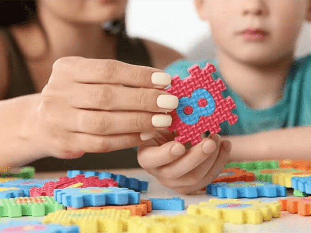 Mãe poderá sacar FGTS para pagar tratamento de filho com TEA e TDAH  