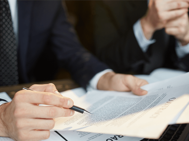 Trench Rossi Watanabe assessora Kansas City Chiefs em jogo no Brasil