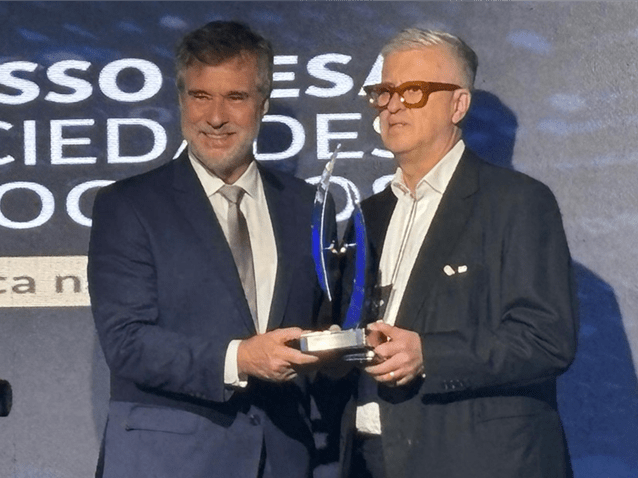 Gustavo Brigagão entrega o Prêmio Lumem à Fernando Serec, CEO do TozziniFreire Advogados. (Imagem: Migalhas/Redação)