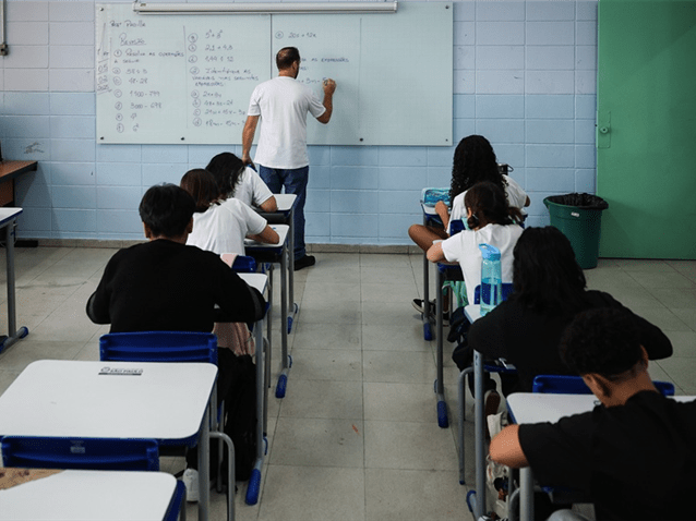 Ação no STF questiona exclusão de docentes readaptados de jornada especial