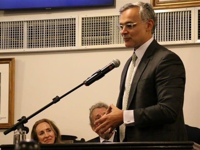 Christiano Fragoso fala em homenagem ao avô Heleno Fragoso. (Imagem: Reprodução IAB)