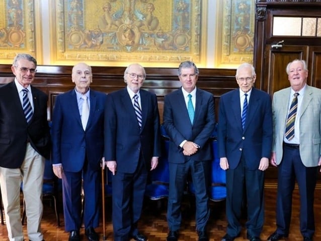 Ao centro, da esquerda para direita, os presidentes Walter de Almeida Guilherme e Francisco Loureiro. (Imagem: Divulgação)