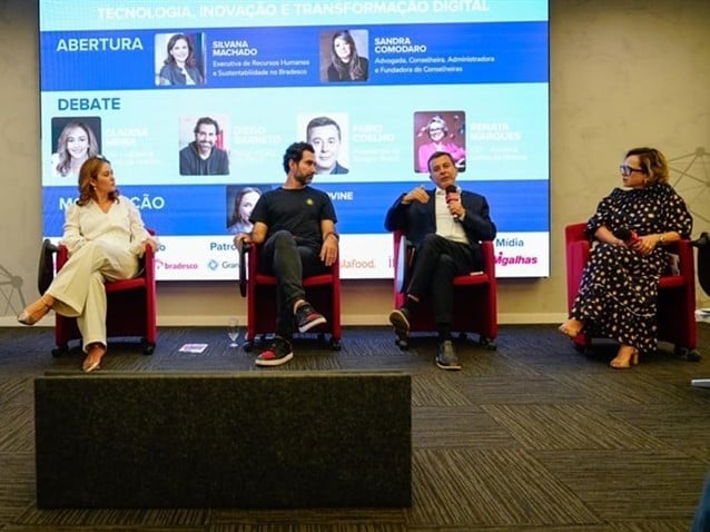 Da  esquerda para a direita: Cíntia Scovine Barcelos, Claudia Meira, Diego Barreto, Fabio Coelho e Renata Marques (Imagem: Divulgação)