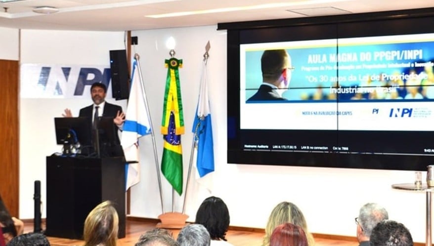 João Marcelo de Lima Assafim palestra no INPI. (Imagem: Reprodução INPI)