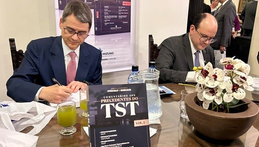 Estêvão Mallet e Ricardo Calcini autografam a obra 