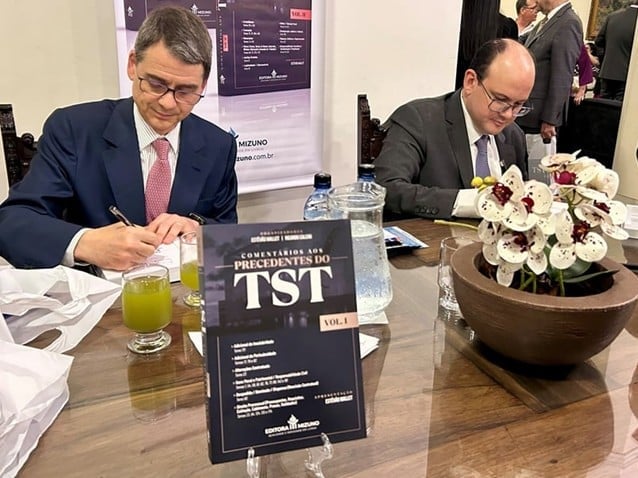 Estêvão Mallet e Ricardo Calcini autografam a obra "Comentários aos Precedentes do TST". (Imagem: Migalhas/Redação)