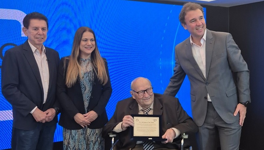 Ives Gandra Martins é homenageado durante o programa 