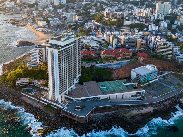 Vista aérea do antigo Hotel Pestana, em Salvador. (Imagem: Fernando Antônio/Moura Debeux)