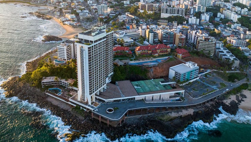 Vista aérea do antigo Hotel Pestana, em Salvador. (Imagem: Fernando Antônio/Moura Debeux)