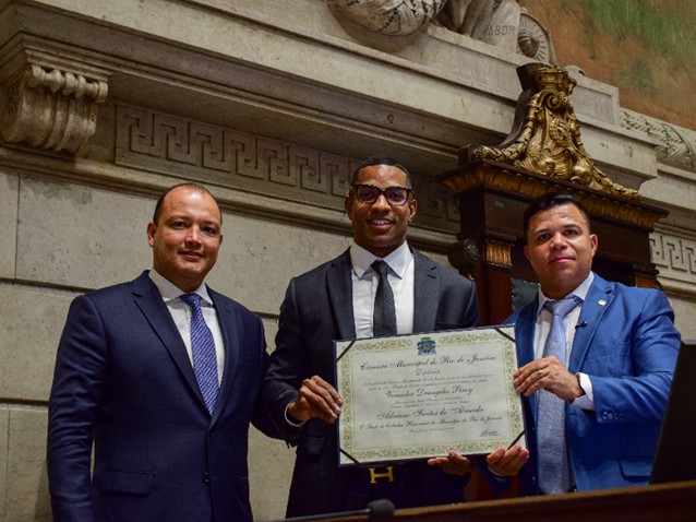 Adriano de Almeida recebe o título de Cidadão Honorário Carioca Adriano de Almeida recebe o título de Cidadão Honorário Carioca