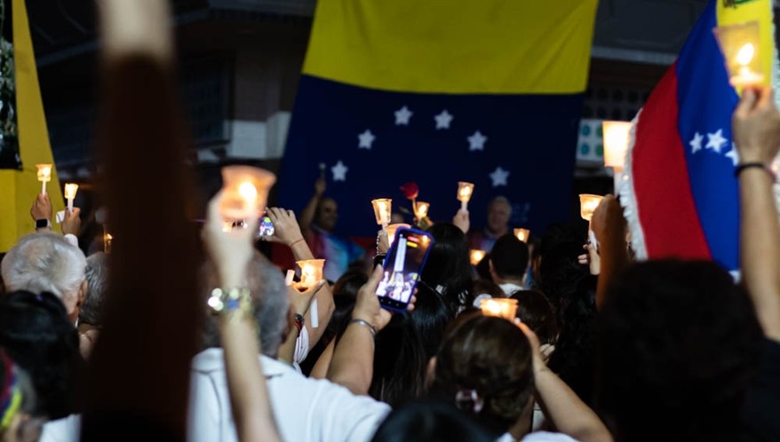 Integrantes da sociedade civil e voluntários participaram, na tarde e noite de domingo (5), de uma vigília em um ponto conhecido da cidade de Maracaibo em homenagem às vítimas dos terremotos. (Imagem: Rafael Ángel Araujo/Thenews2/Folhapress)