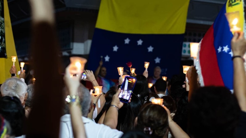 Integrantes da sociedade civil e voluntários participaram, na tarde e noite de domingo (5), de uma vigília em um ponto conhecido da cidade de Maracaibo em homenagem às vítimas dos terremotos. (Imagem: Rafael Ángel Araujo/Thenews2/Folhapress)