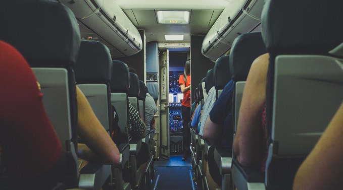 Comissária de voo que foi advertida e afastada por estar acima do peso será indenizada